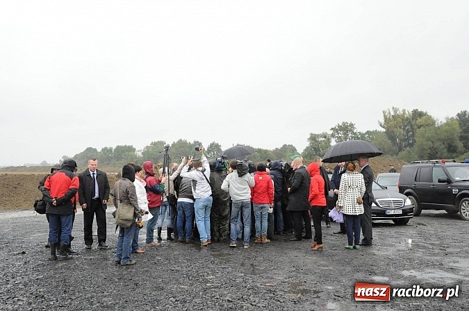 Zdjęcie w galerii na portalu naszraciborz.pl: Prezydent Bronisław Komorowski odwiedził teren budowy zbiornika Racibórz wiadomości z regionu