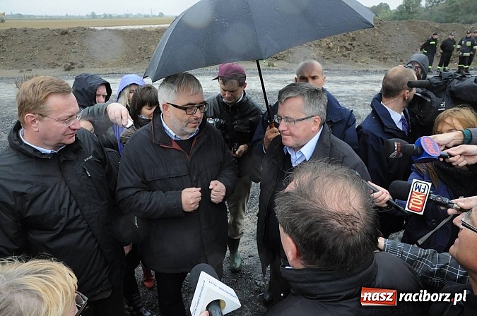 Zdjęcie w galerii na portalu naszraciborz.pl: Prezydent Bronisław Komorowski odwiedził teren budowy zbiornika Racibórz wiadomości z regionu