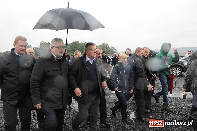 Zdjęcie w galerii na portalu naszraciborz.pl: Prezydent Bronisław Komorowski odwiedził teren budowy zbiornika Racibórz wiadomości z regionu