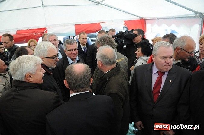 Zdjęcie w galerii na portalu naszraciborz.pl: Prezydent Bronisław Komorowski odwiedził teren budowy zbiornika Racibórz wiadomości z regionu