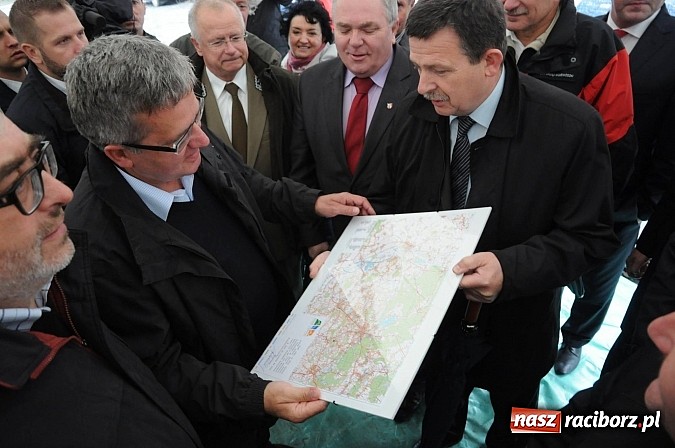 Zdjęcie w galerii na portalu naszraciborz.pl: Prezydent Bronisław Komorowski odwiedził teren budowy zbiornika Racibórz wiadomości z regionu