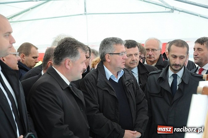 Zdjęcie w galerii na portalu naszraciborz.pl: Prezydent Bronisław Komorowski odwiedził teren budowy zbiornika Racibórz wiadomości z regionu