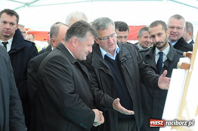Zdjęcie w galerii na portalu naszraciborz.pl: Prezydent Bronisław Komorowski odwiedził teren budowy zbiornika Racibórz wiadomości z regionu
