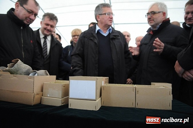 Zdjęcie w galerii na portalu naszraciborz.pl: Prezydent Bronisław Komorowski odwiedził teren budowy zbiornika Racibórz wiadomości z regionu