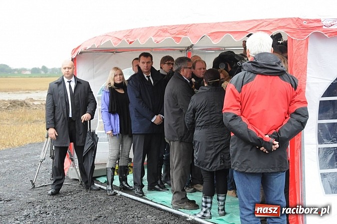 Zdjęcie w galerii na portalu naszraciborz.pl: Prezydent Bronisław Komorowski odwiedził teren budowy zbiornika Racibórz wiadomości z regionu