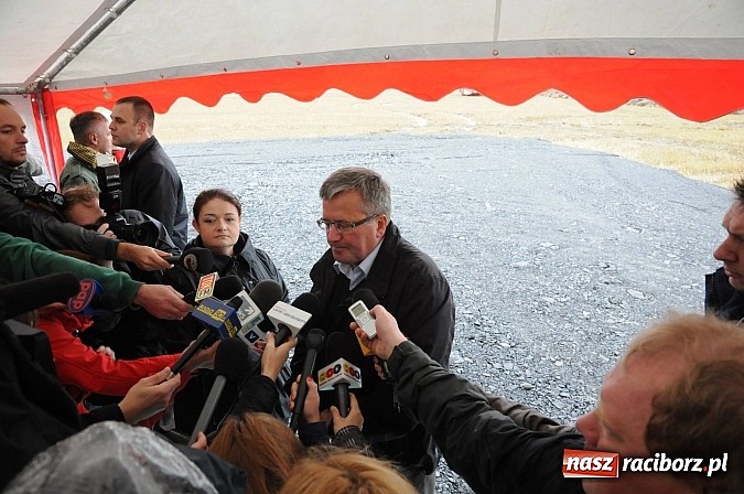 Zdjęcie w galerii na portalu naszraciborz.pl: Prezydent Bronisław Komorowski odwiedził teren budowy zbiornika Racibórz wiadomości z regionu