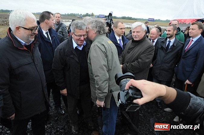 Zdjęcie w galerii na portalu naszraciborz.pl: Prezydent Bronisław Komorowski odwiedził teren budowy zbiornika Racibórz wiadomości z regionu