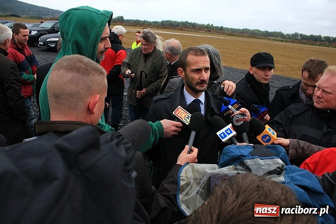 Zdjęcie w galerii na portalu naszraciborz.pl: Prezydent Bronisław Komorowski odwiedził teren budowy zbiornika Racibórz wiadomości z regionu
