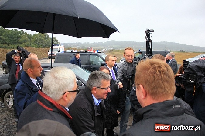 Zdjęcie w galerii na portalu naszraciborz.pl: Prezydent Bronisław Komorowski odwiedził teren budowy zbiornika Racibórz wiadomości z regionu