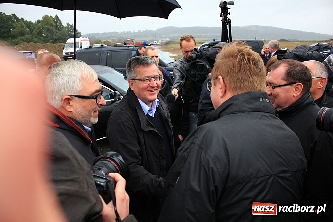 Zdjęcie w galerii na portalu naszraciborz.pl: Prezydent Bronisław Komorowski odwiedził teren budowy zbiornika Racibórz wiadomości z regionu