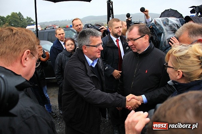 Zdjęcie w galerii na portalu naszraciborz.pl: Prezydent Bronisław Komorowski odwiedził teren budowy zbiornika Racibórz wiadomości z regionu