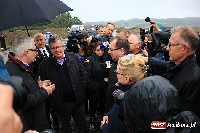 Zdjęcie w galerii na portalu naszraciborz.pl: Prezydent Bronisław Komorowski odwiedził teren budowy zbiornika Racibórz wiadomości z regionu