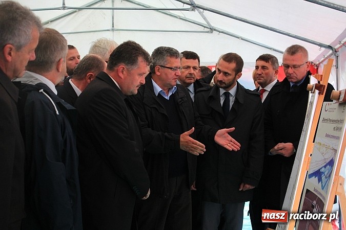 Zdjęcie w galerii na portalu naszraciborz.pl: Prezydent Bronisław Komorowski odwiedził teren budowy zbiornika Racibórz wiadomości z regionu