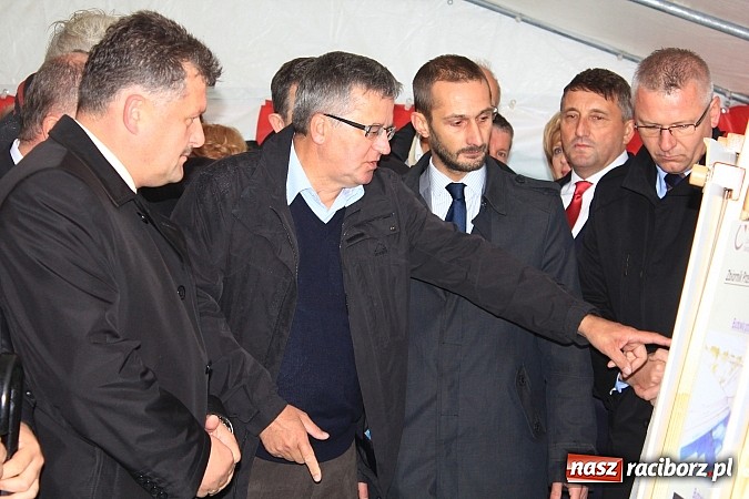Zdjęcie w galerii na portalu naszraciborz.pl: Prezydent Bronisław Komorowski odwiedził teren budowy zbiornika Racibórz wiadomości z regionu