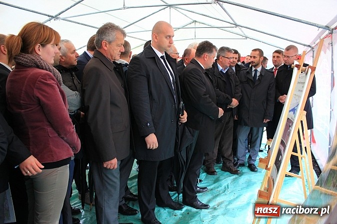 Zdjęcie w galerii na portalu naszraciborz.pl: Prezydent Bronisław Komorowski odwiedził teren budowy zbiornika Racibórz wiadomości z regionu