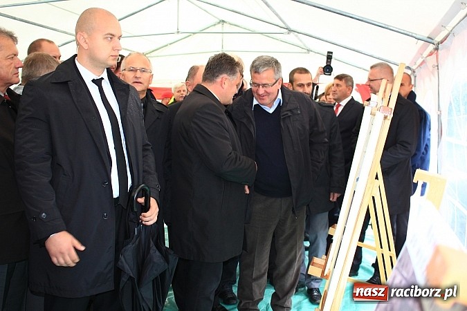 Zdjęcie w galerii na portalu naszraciborz.pl: Prezydent Bronisław Komorowski odwiedził teren budowy zbiornika Racibórz wiadomości z regionu