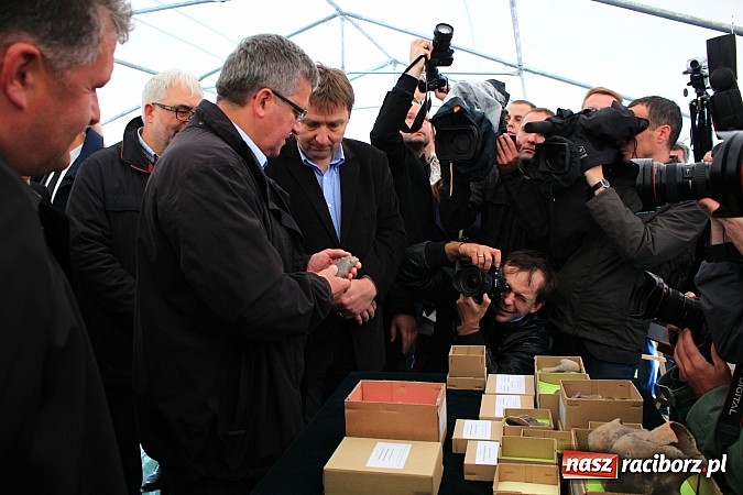 Zdjęcie w galerii na portalu naszraciborz.pl: Prezydent Bronisław Komorowski odwiedził teren budowy zbiornika Racibórz wiadomości z regionu