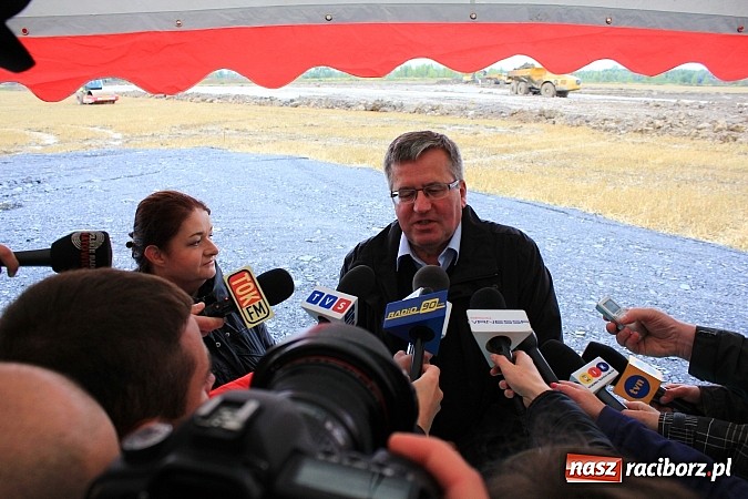 Zdjęcie w galerii na portalu naszraciborz.pl: Prezydent Bronisław Komorowski odwiedził teren budowy zbiornika Racibórz wiadomości z regionu