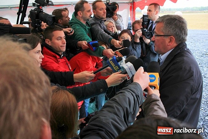 Zdjęcie w galerii na portalu naszraciborz.pl: Prezydent Bronisław Komorowski odwiedził teren budowy zbiornika Racibórz wiadomości z regionu