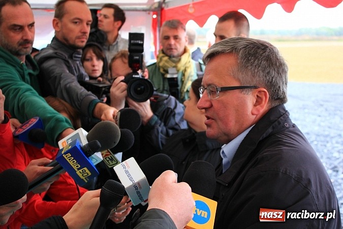 Zdjęcie w galerii na portalu naszraciborz.pl: Prezydent Bronisław Komorowski odwiedził teren budowy zbiornika Racibórz wiadomości z regionu