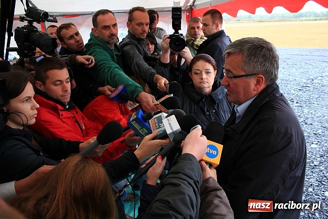Zdjęcie w galerii na portalu naszraciborz.pl: Prezydent Bronisław Komorowski odwiedził teren budowy zbiornika Racibórz wiadomości z regionu