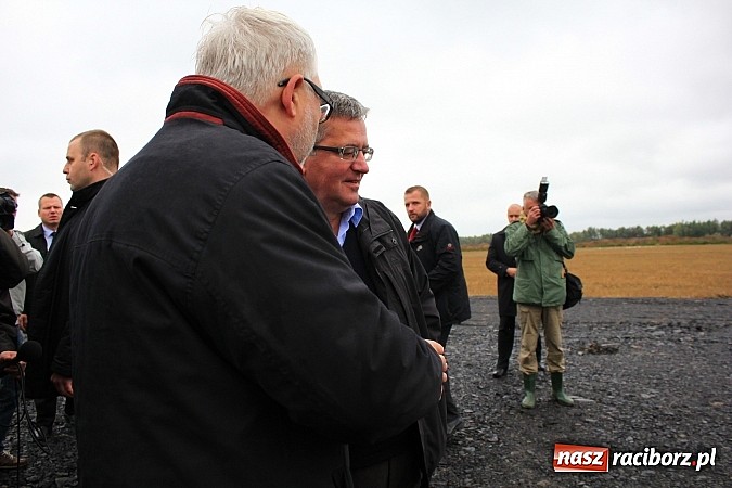 Zdjęcie w galerii na portalu naszraciborz.pl: Prezydent Bronisław Komorowski odwiedził teren budowy zbiornika Racibórz wiadomości z regionu