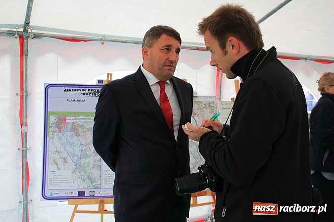 Zdjęcie w galerii na portalu naszraciborz.pl: Prezydent Bronisław Komorowski odwiedził teren budowy zbiornika Racibórz wiadomości z regionu