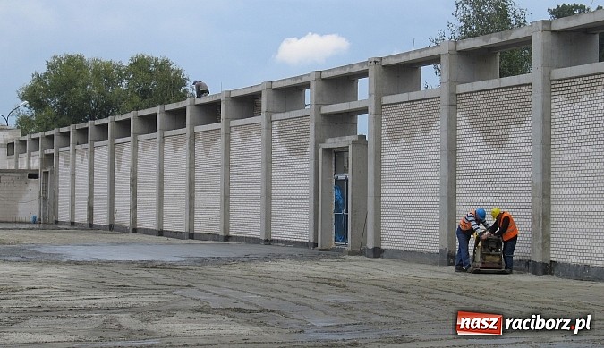 Zdjęcie w galerii na portalu naszraciborz.pl: Budowa hali przy SMS-ie w decydującej fazie wiadomości z regionu