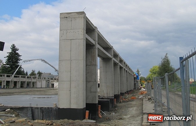 Zdjęcie w galerii na portalu naszraciborz.pl: Budowa hali przy SMS-ie w decydującej fazie wiadomości z regionu