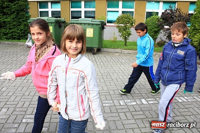 Zdjęcie w galerii na portalu naszraciborz.pl: Uczniowie SP 18 w akcji Sprzątanie Świata wiadomości z regionu