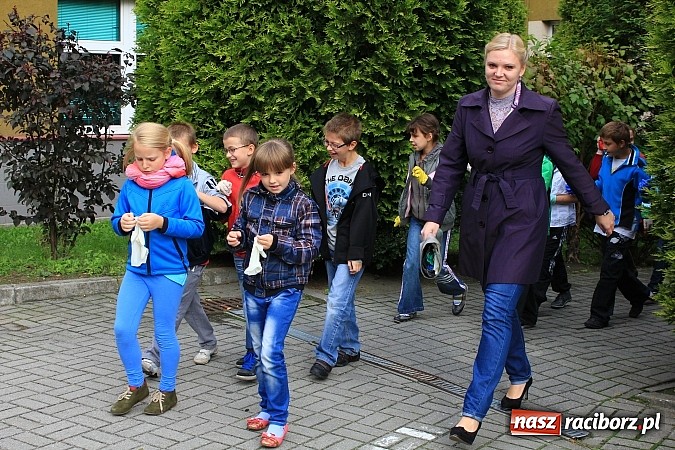 Zdjęcie w galerii na portalu naszraciborz.pl: Uczniowie SP 18 w akcji Sprzątanie Świata wiadomości z regionu