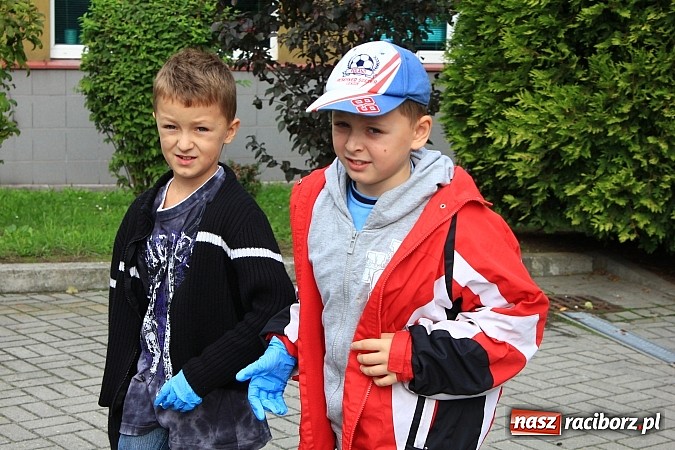 Zdjęcie w galerii na portalu naszraciborz.pl: Uczniowie SP 18 w akcji Sprzątanie Świata wiadomości z regionu