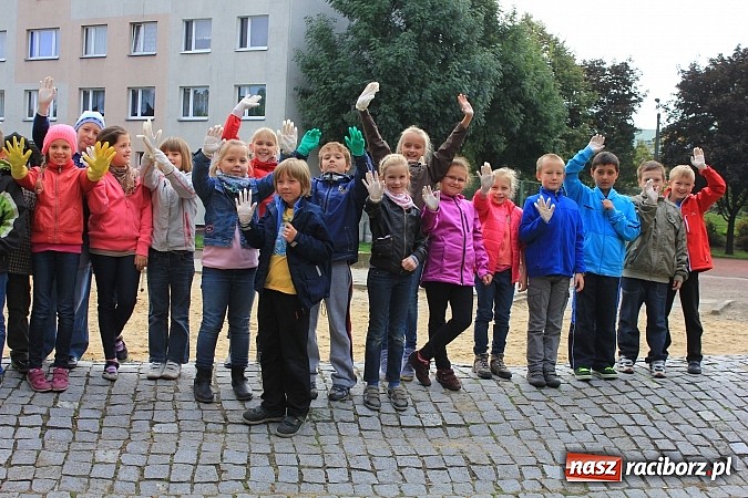 Zdjęcie w galerii na portalu naszraciborz.pl: Uczniowie SP 18 w akcji Sprzątanie Świata wiadomości z regionu