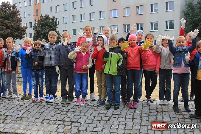 Zdjęcie w galerii na portalu naszraciborz.pl: Uczniowie SP 18 w akcji Sprzątanie Świata wiadomości z regionu