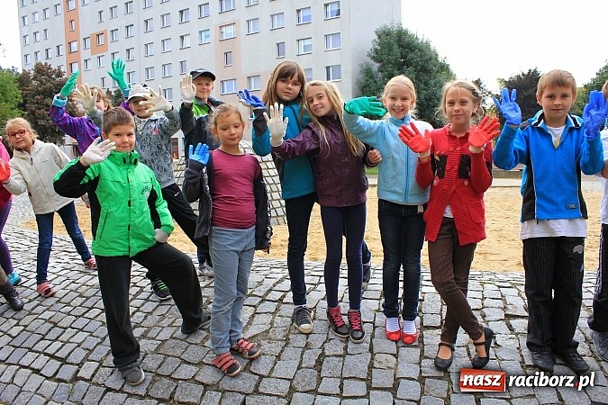 Zdjęcie w galerii na portalu naszraciborz.pl: Uczniowie SP 18 w akcji Sprzątanie Świata wiadomości z regionu