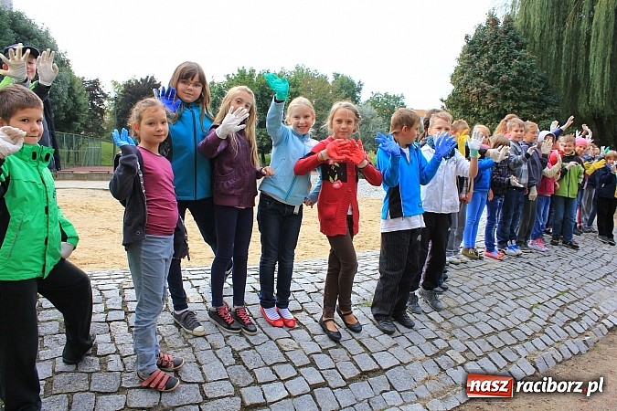 Zdjęcie w galerii na portalu naszraciborz.pl: Uczniowie SP 18 w akcji Sprzątanie Świata wiadomości z regionu