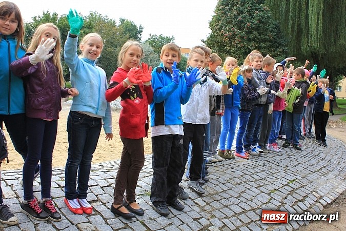Zdjęcie w galerii na portalu naszraciborz.pl: Uczniowie SP 18 w akcji Sprzątanie Świata wiadomości z regionu