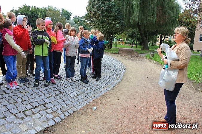Zdjęcie w galerii na portalu naszraciborz.pl: Uczniowie SP 18 w akcji Sprzątanie Świata wiadomości z regionu