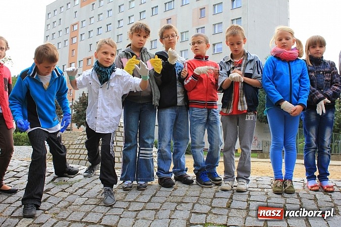 Zdjęcie w galerii na portalu naszraciborz.pl: Uczniowie SP 18 w akcji Sprzątanie Świata wiadomości z regionu