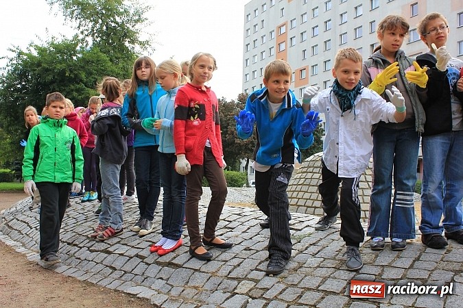 Zdjęcie w galerii na portalu naszraciborz.pl: Uczniowie SP 18 w akcji Sprzątanie Świata wiadomości z regionu