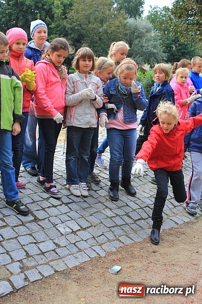 Zdjęcie w galerii na portalu naszraciborz.pl: Uczniowie SP 18 w akcji Sprzątanie Świata wiadomości z regionu
