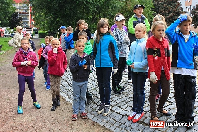 Zdjęcie w galerii na portalu naszraciborz.pl: Uczniowie SP 18 w akcji Sprzątanie Świata wiadomości z regionu