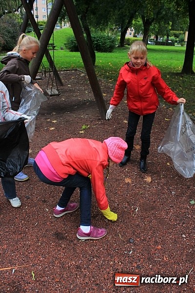 Zdjęcie w galerii na portalu naszraciborz.pl: Uczniowie SP 18 w akcji Sprzątanie Świata wiadomości z regionu