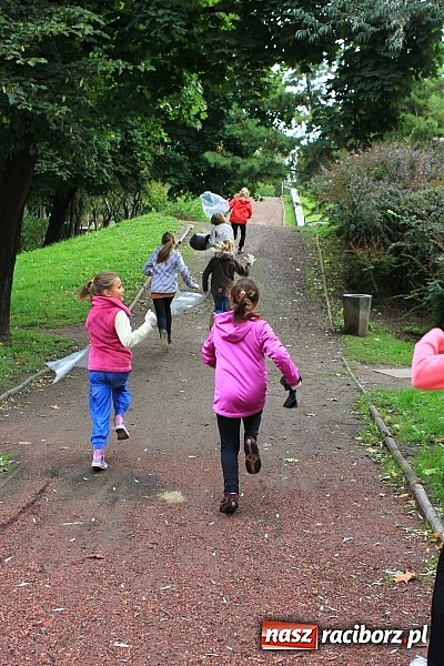 Zdjęcie w galerii na portalu naszraciborz.pl: Uczniowie SP 18 w akcji Sprzątanie Świata wiadomości z regionu