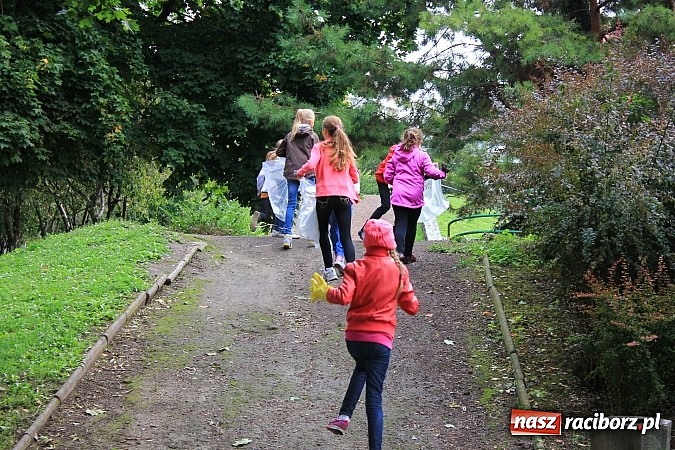 Zdjęcie w galerii na portalu naszraciborz.pl: Uczniowie SP 18 w akcji Sprzątanie Świata wiadomości z regionu