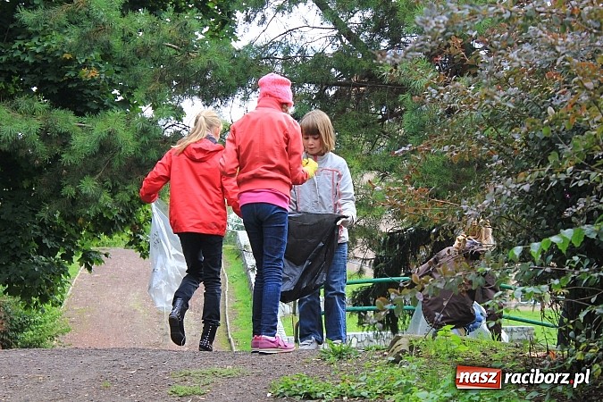 Zdjęcie w galerii na portalu naszraciborz.pl: Uczniowie SP 18 w akcji Sprzątanie Świata wiadomości z regionu