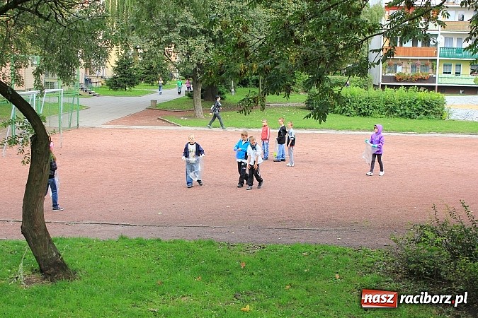 Zdjęcie w galerii na portalu naszraciborz.pl: Uczniowie SP 18 w akcji Sprzątanie Świata wiadomości z regionu