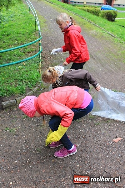 Zdjęcie w galerii na portalu naszraciborz.pl: Uczniowie SP 18 w akcji Sprzątanie Świata wiadomości z regionu