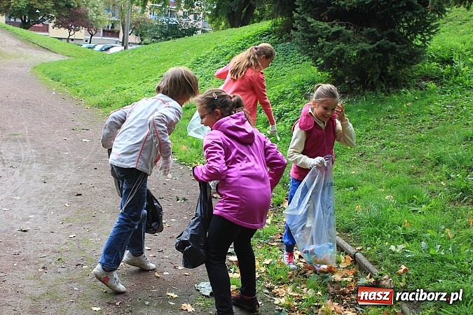 Zdjęcie w galerii na portalu naszraciborz.pl: Uczniowie SP 18 w akcji Sprzątanie Świata wiadomości z regionu