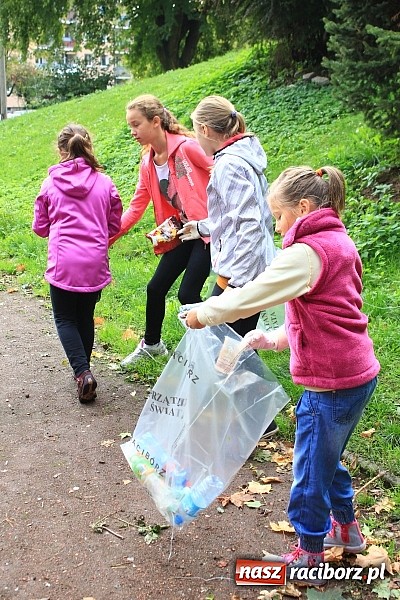 Zdjęcie w galerii na portalu naszraciborz.pl: Uczniowie SP 18 w akcji Sprzątanie Świata wiadomości z regionu